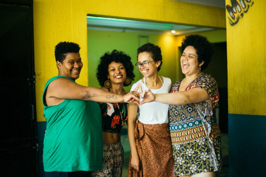 Mulheres lésbicas e bissexuais que organizam o baile funk Sarrada no Brejo