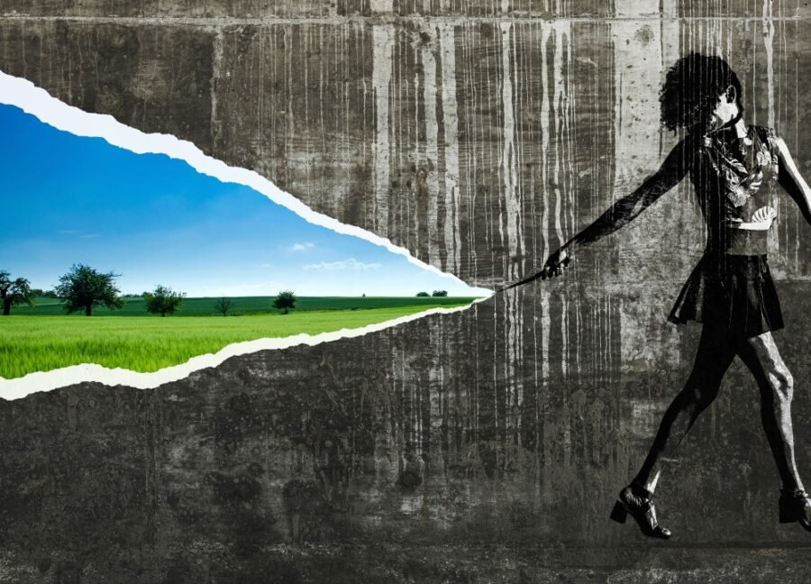 Pintura de uma mulher andando e "rasgando" uma parede cinza. Onde ela rasga vai aparecendo um campo verde com céu azul. Ela usa saia, blusa curta e tem cabelos curtos