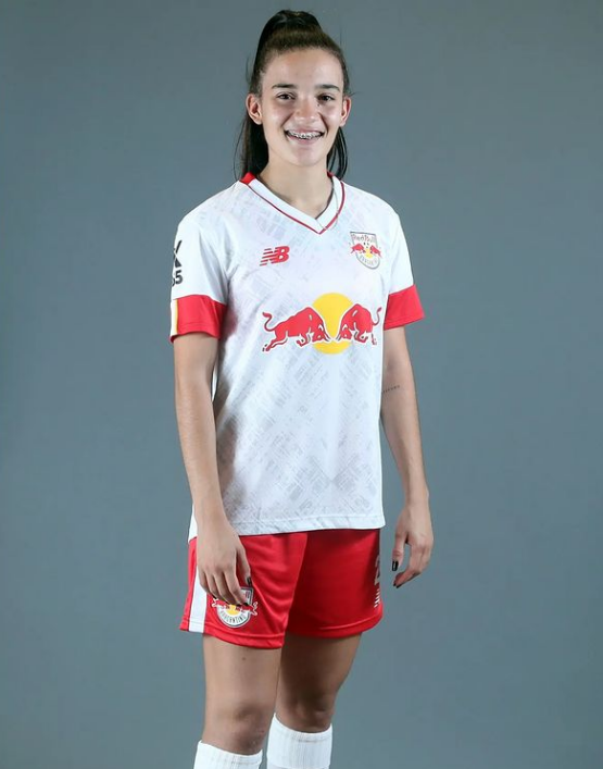 Julia Beatriz sonha com futuro no futebol feminino