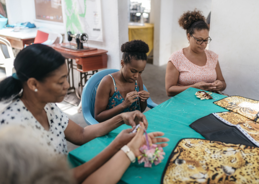 Mina Cultura orienta mulheres a tecerem futuro nas artes têxteis