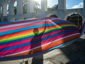 O número de pessoas que conhecem alguém lésbica, homossexual ou gay aumentou no Brasil, mas ainda é um dos países mais homotransfóbicos