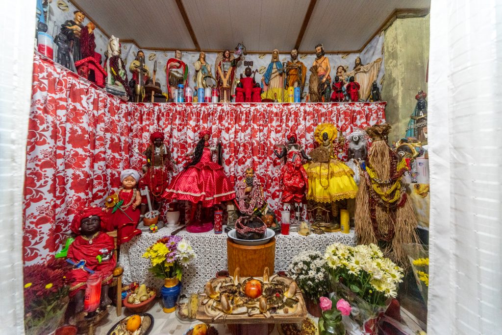 Altar do Centro Africano São Miguel Arcanjo, terreiro do Rio Grande do Sul